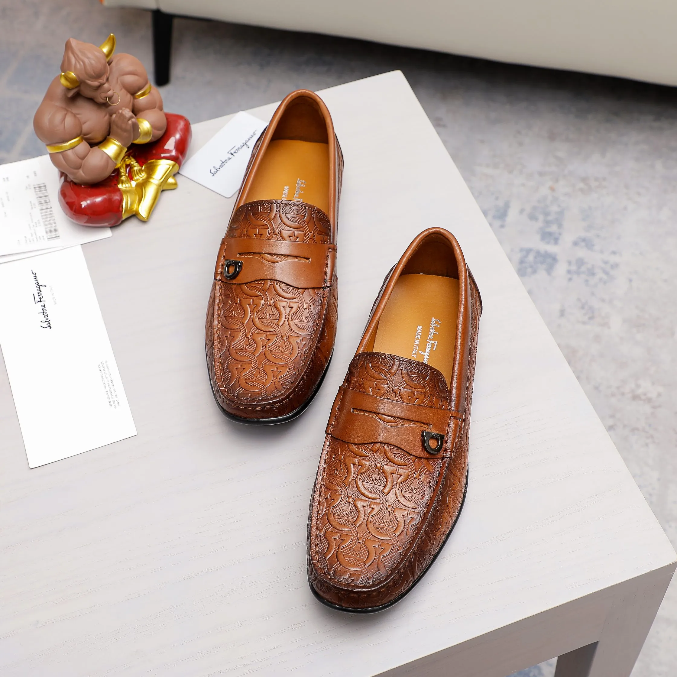 Men's clothing and shoes💰360 🔥Ferragamo's new men's casual slip-on shoes🇨🇳Official website original 1:1 mold opening, original quality💯Fine workmanship, high-end luxury☘The upper is made of imported Italian first-layer cowhide🌴Top layer🐷Leather lining🍓Rubber wear-resistant and non-slip outsole, breathable and comfortable to wear🍍The first choice for high-grade men🍉Black, brown. Code number 38-45